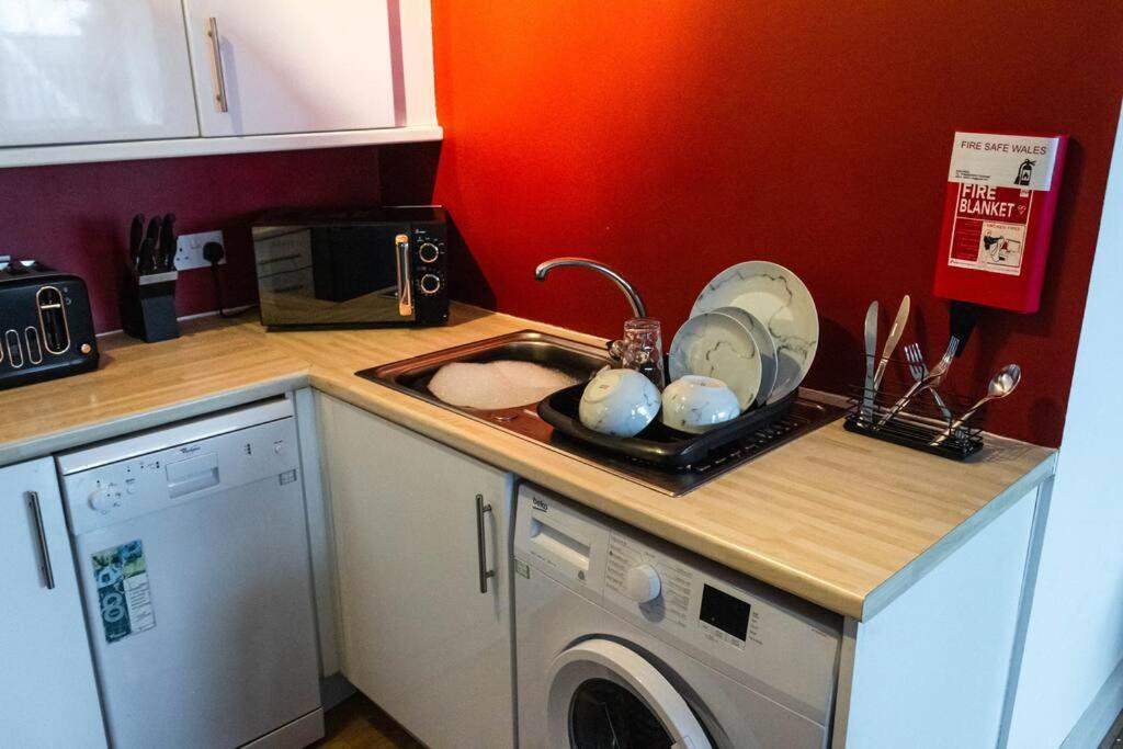 Cozy And Modern 2-Bed Apartment سوانسي المظهر الخارجي الصورة